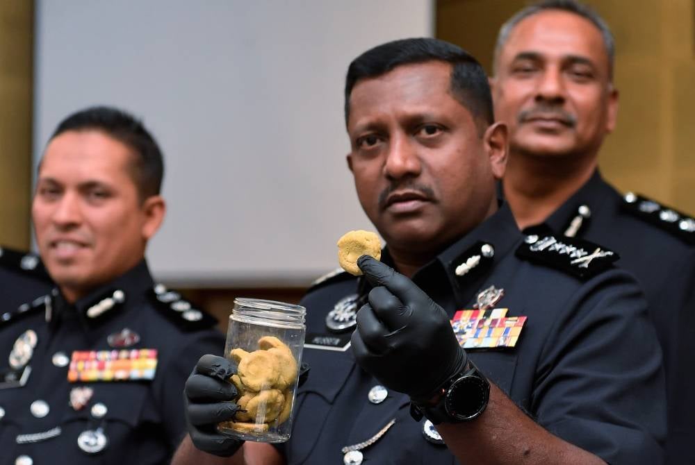 Selangor police chief Datuk Hussein Omar Khan during a press conference on the Selangor police's success in thwarting drug distribution syndicates today. - Photo by Bernama