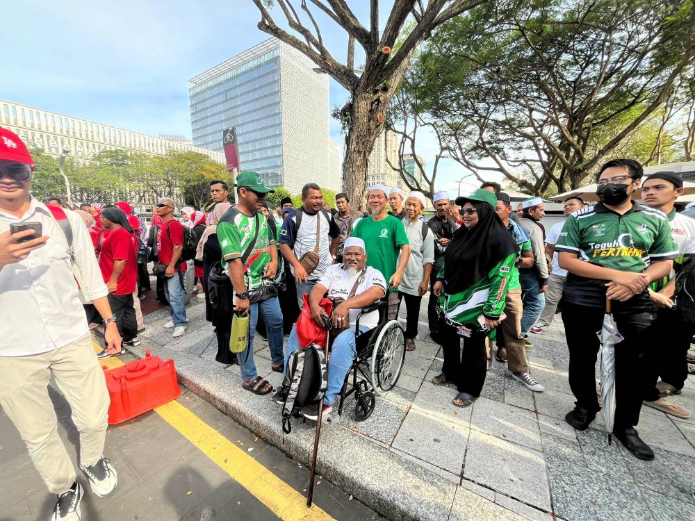 Chants of "Takbir" could be heard from Pas supporters, expressing solidarity with the call to free Najib. - Photo by Wala' Abdul Muiz