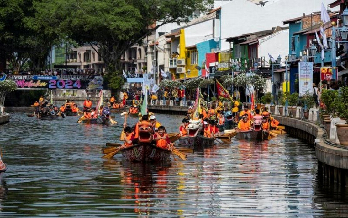 People take part in a Dragon Boat race in Melaka. Xinhua FILE PIX