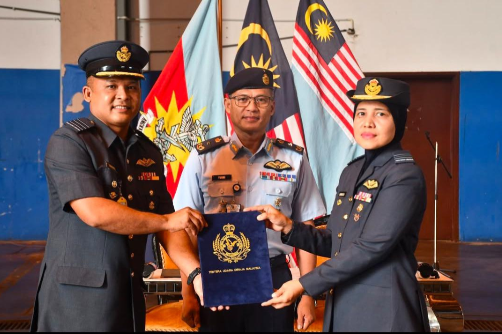 The handover of duties between Major Norlela Harun and her predecessor, Lieutenant Colonel Mohd Khairol Fadly Abu Bakar, was witnessed by Subang Air Base Commander Brigadier General Yusri Jamari. - Photo: INSTAGRAM / TUDM