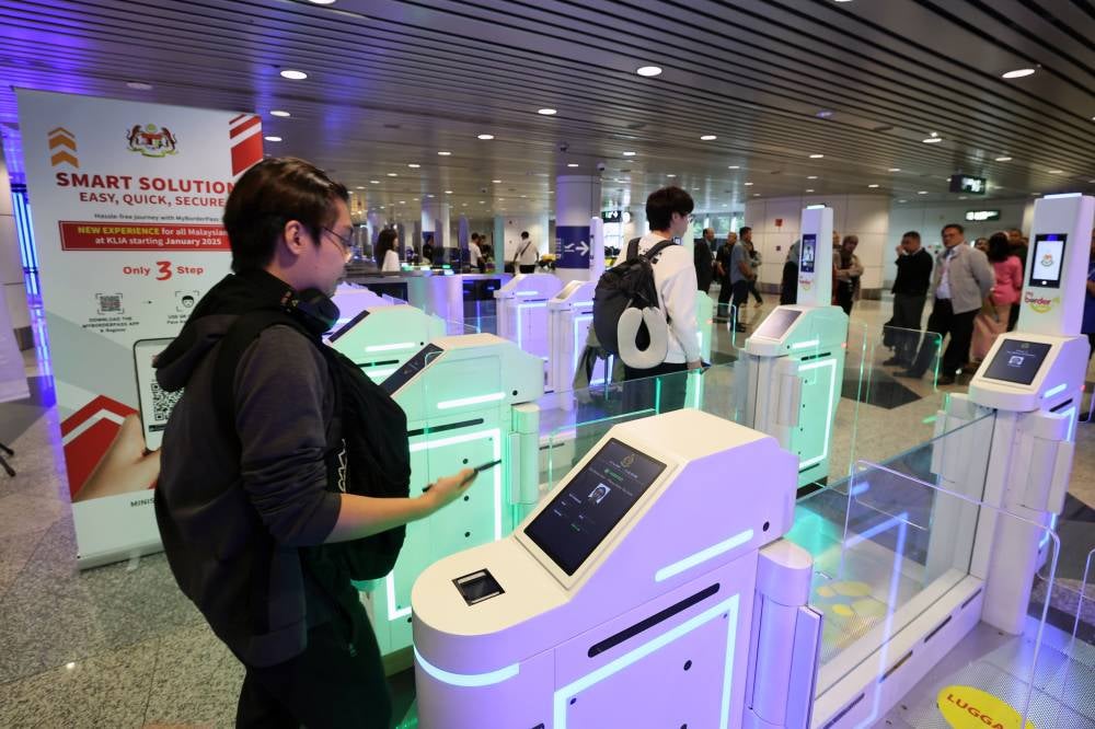 Malaysian citizens are provided with enhanced autogate facilities featuring a QR code system at KLIA Terminal 1, as observed by Bernama during a survey today. - Photo by Bernama