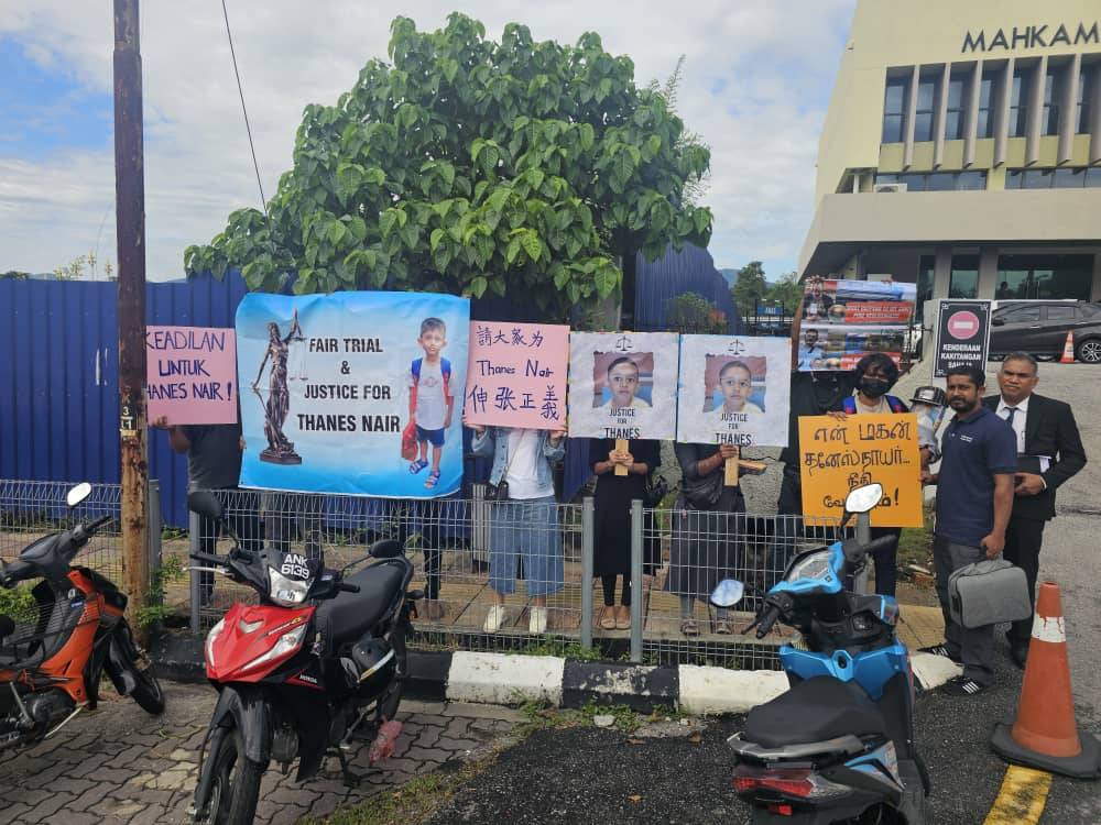 Situation in front of the Ipoh Sessions Court before the court proceedings. 