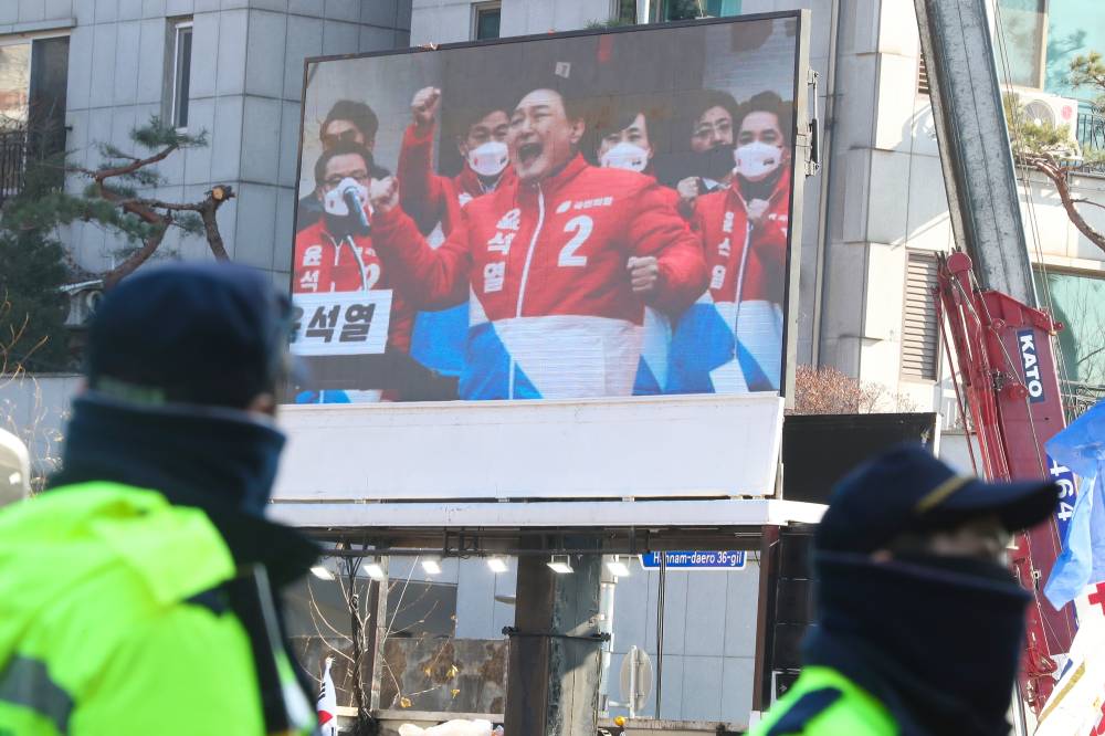 Policemen keep guard near the site of a gathering held by supporters of the impeached President Yoon Suk-yeol near the presidential residence in central Seoul, South Korea on Jan 3. - Photo by Xinhua/Yao Qilin