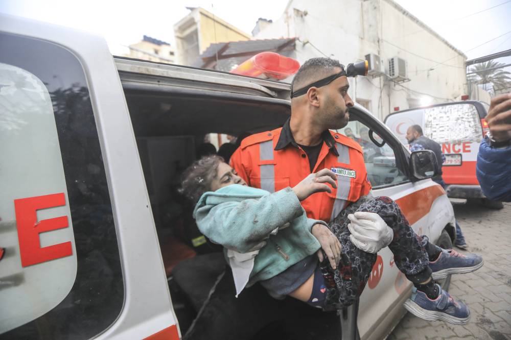 A man transfers an injured child to the hospital of Al-Maamadani after Israel attacked a residential square in al-Rimal neighborhood in Gaza city, Jan 4, 2025. - (Photo by Mahmoud Zaki / Xinhua)