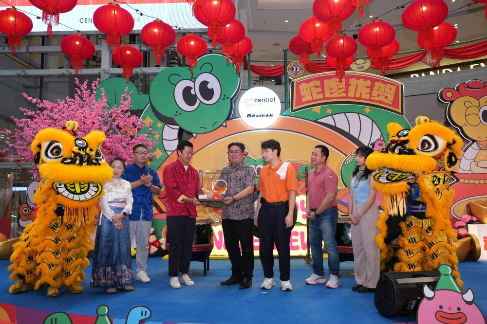 Central i-City Hiss of Fortune CNY Celebration 2025 kicks off this year, Regional General Manager, Central Pattana Thailand Shun Wong presenting souvenirs to Bandar Baru Klang State Assemblyman Dr Quah Perng Fei.