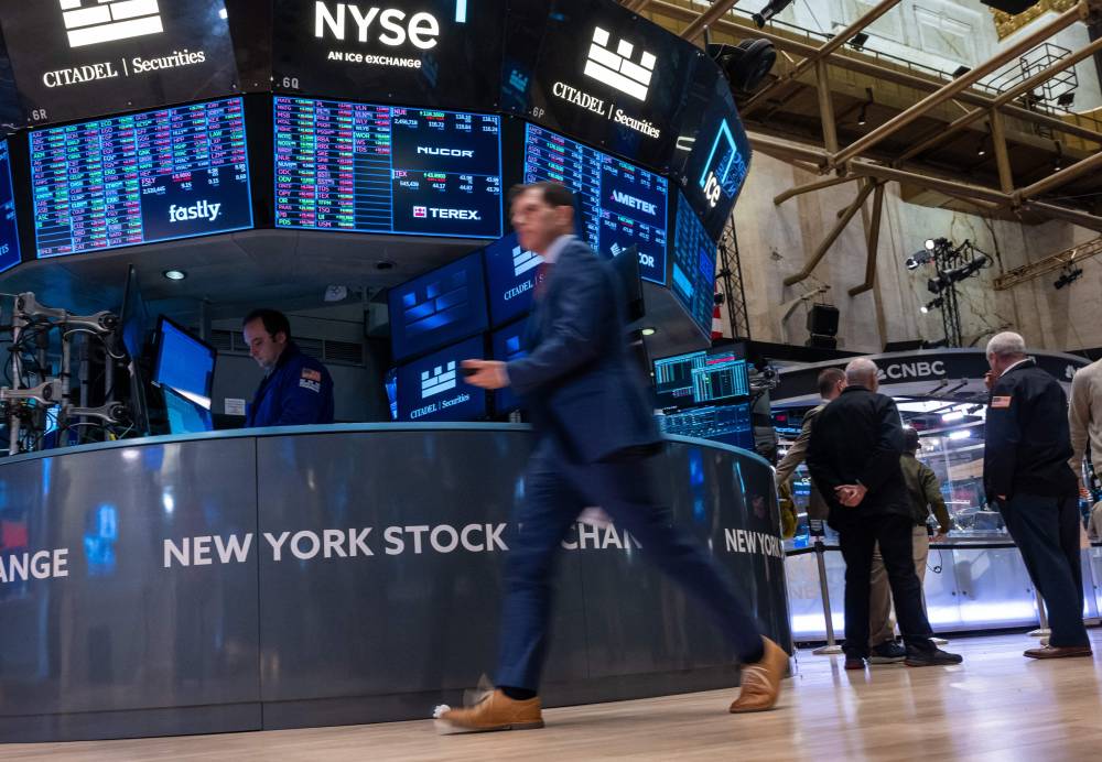 Traders work on the floor of the New York Stock Exchange (NYSE) on January 10, 2025 in New York City. (Photo by SPENCER PLATT/GETTY IMAGES NORTH AMERICA/via AFP)