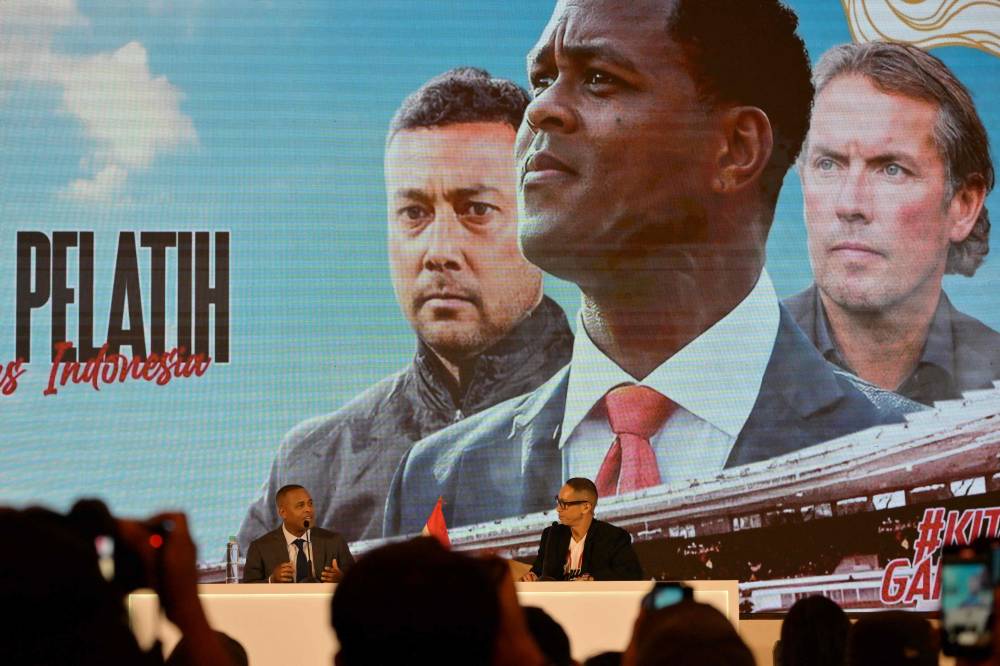 Netherlands' Patrick Kluivert (L) speaks during a press conference where he is introduced as the new head coach of the Indonesian national football team in Jakarta on January 12, 2025. (Photo by BAY ISMOYO / AFP)