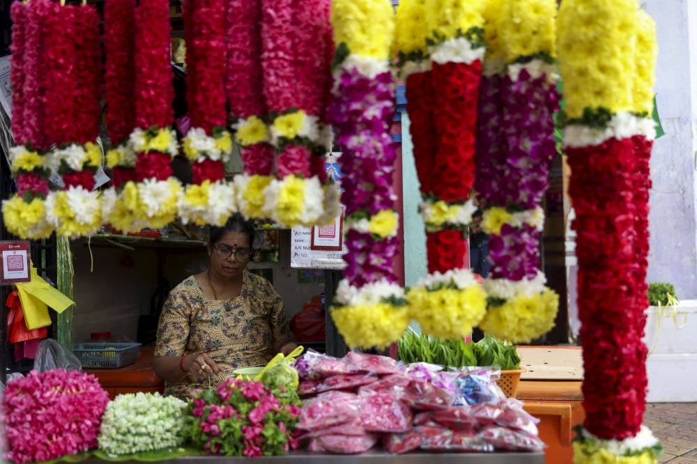Recently, malai garlands have evolved beyond their traditional form, featuring modern and creative designs crafted by artisans. - Photo by Bernama