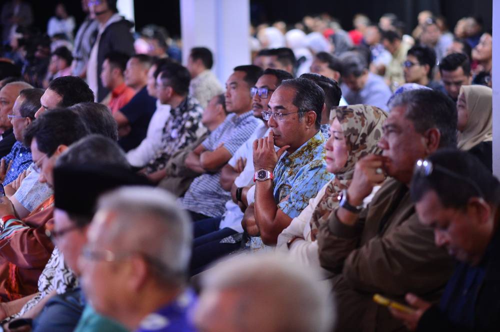 The public filled Dewan Karangkraf to attend the Town Hall Rakyat session with Pahang Menteri Besar, Datuk Seri Wan Rosdy Wan Ismail.