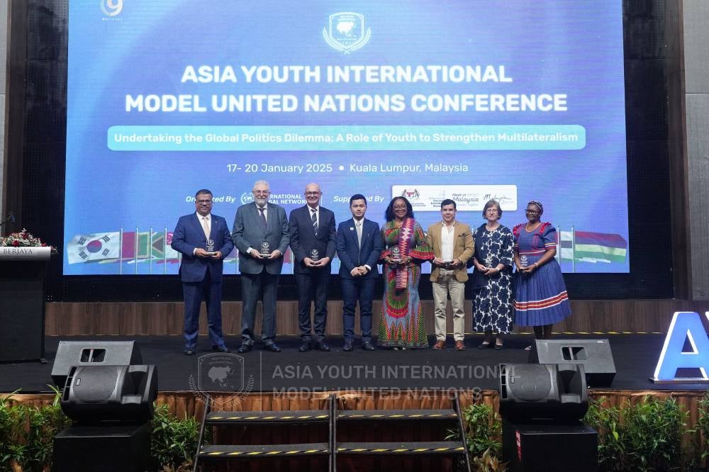 President of IGN, Muhammaf Fahrizal, with six ambassadors at the Opening Ceremony of AYIMUN. From left to right: Ambassador Extraordinary and Plenipotentiary of the Republic of Yemen to Malaysia, Dean of Arab Council Kuala Lumpur Dr Adel Mohamed Ali BA Hamid, Ambassador of Spain to Malaysia & Brunei Darussalam José Luis Pardo Cuerdo, Ambassador of Belgium to Malaysia Peter Van Acker, High Commissioner of the Republic of Ghana to Malaysia Florence Buerki Akonor, Ambassador of the Bolivarian Republic of Venezuela to Malaysia Radamés Gómez Azuaje, Ambassador of Finland to Malaysia Anne Vasara.
