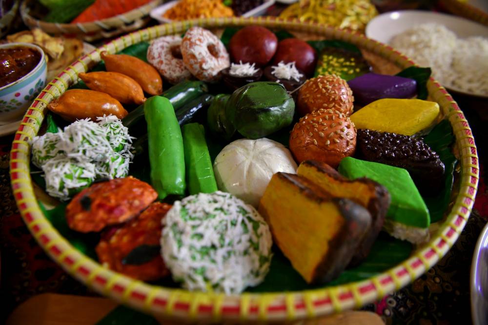 Rifasyariah Abdul Rashid has been able to generate a four-figure monthly income from creating food replicas using simple materials like cornstarch, cooking oil, glue and vinegar. Photo by Bernama