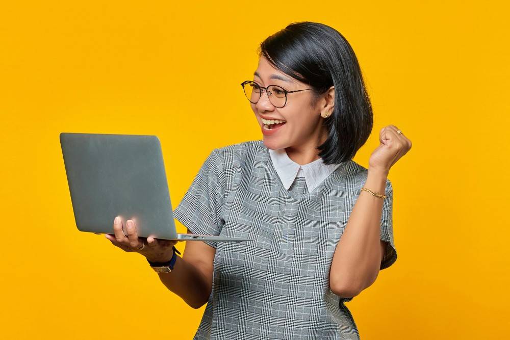 The freelance nature of side hustles allows workers to choose their hours. Pexels