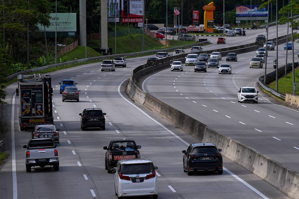 The speed limit on federal roads nationwide will be reduced from 90 kilometres per hour (km/h) to 80 km/h from tomorrow until Feb 2 in conjunction with the Chinese New Year celebration. - Photo by Bernama