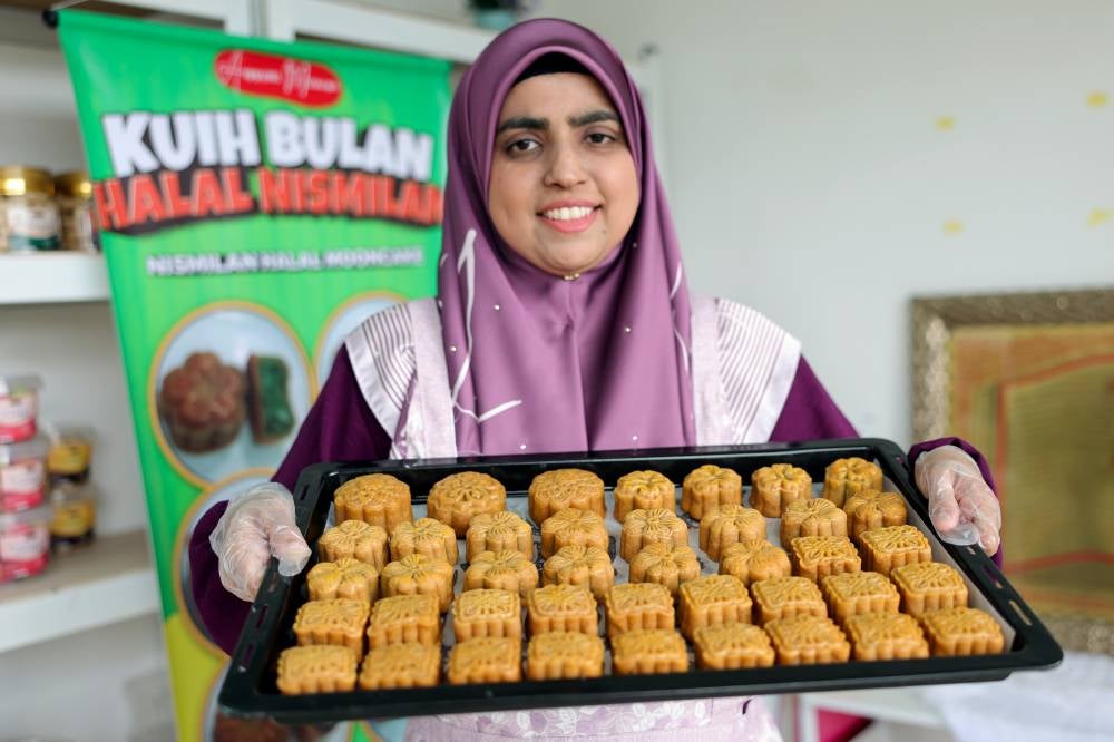 What started as a hobby for Syawaliza Abdul Kutty, 42, has now turned into a booming business, leaving her swamped with orders, especially ahead of the Chinese New Year. Photo by Bernama
