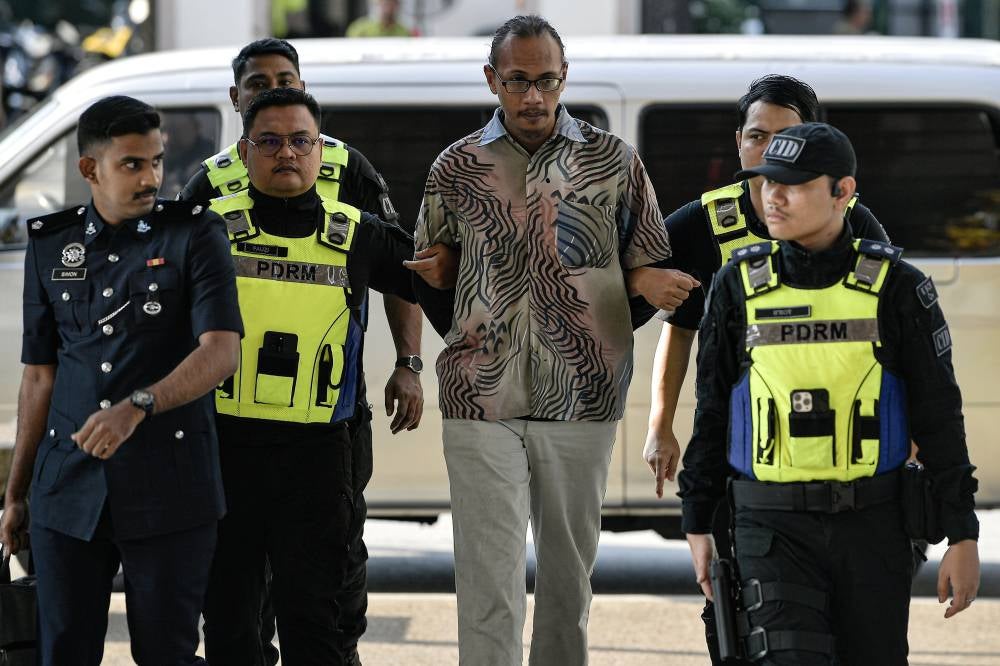 The magistrate's court today sentenced renovation worker Izzuddin Md Salim to five months in prison and RM2,000 fine after he pleaded guilty to sending criminal threats to the family of comedian and actor Harith Iskander. - Photo by Bernama
