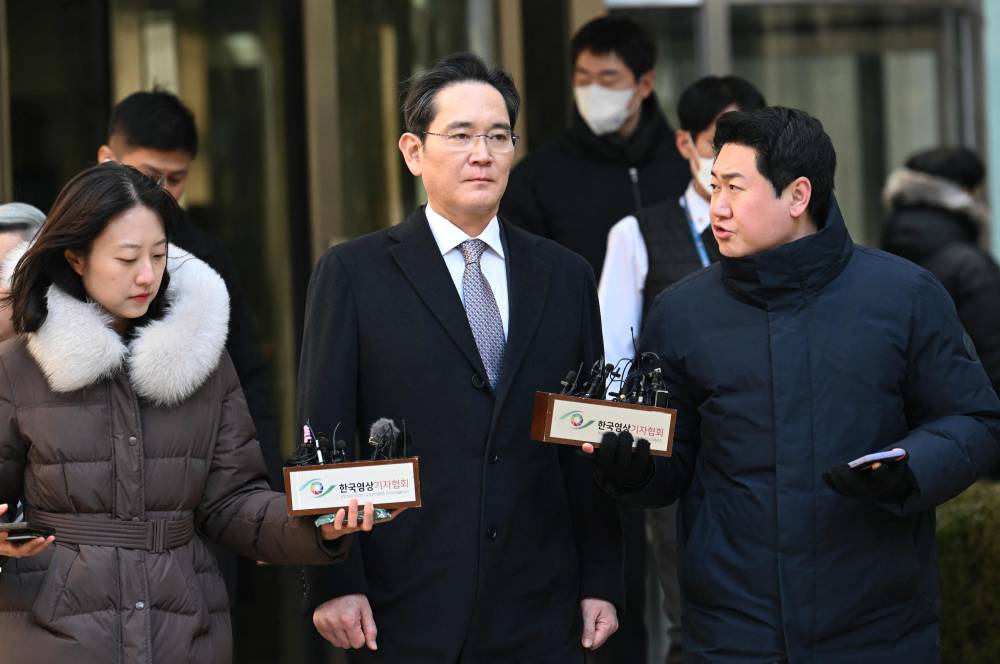 Samsung Electronics chairman Lee Jae-yong (C) leaves after a court ruling on the controversial 2015 merger case, at the Seoul High Court in Seoul on Feb 3, 2025. - (Photo by Jung Yeon-je / AFP)