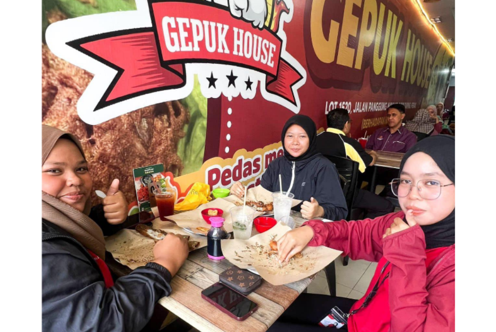 Gepuk House Restaurant has experienced a positive impact after being voted as a GrabFood 5-Star by customers, resulting in significantly increased sales.