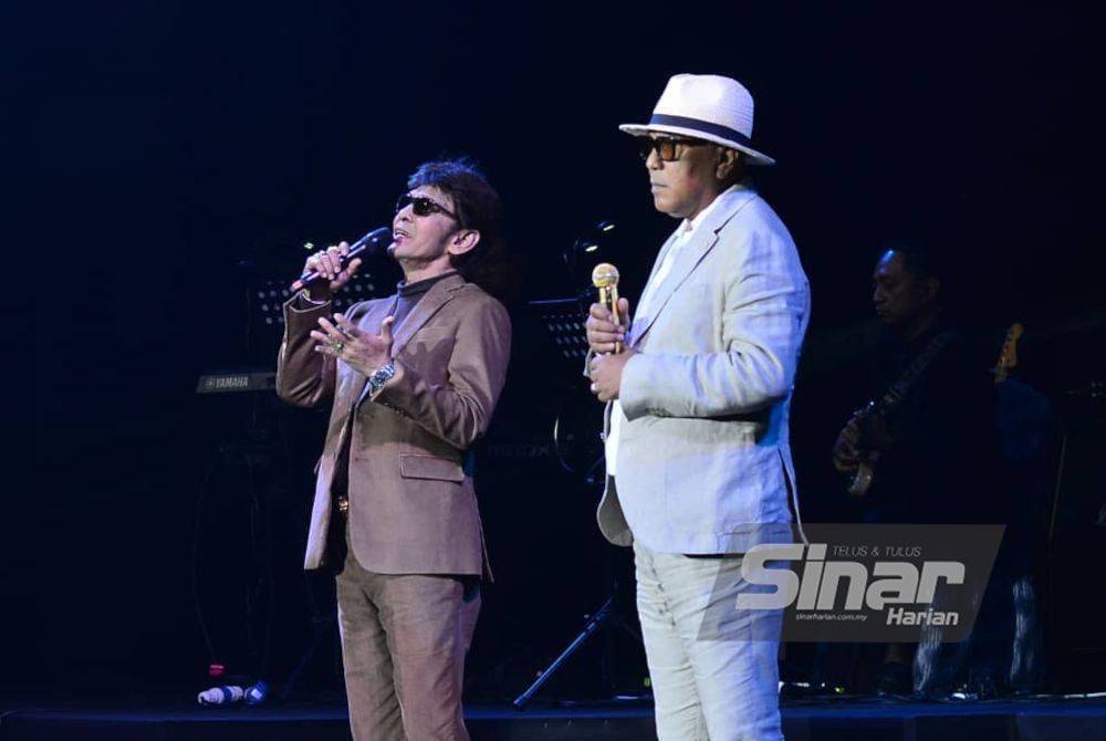 The veteran singer opened his two-hour show with ‘Kau Lupa Janji’, followed by ‘Perjalananku’ and ‘Kekasih Awak dan Akhir’. - Sinar file photo