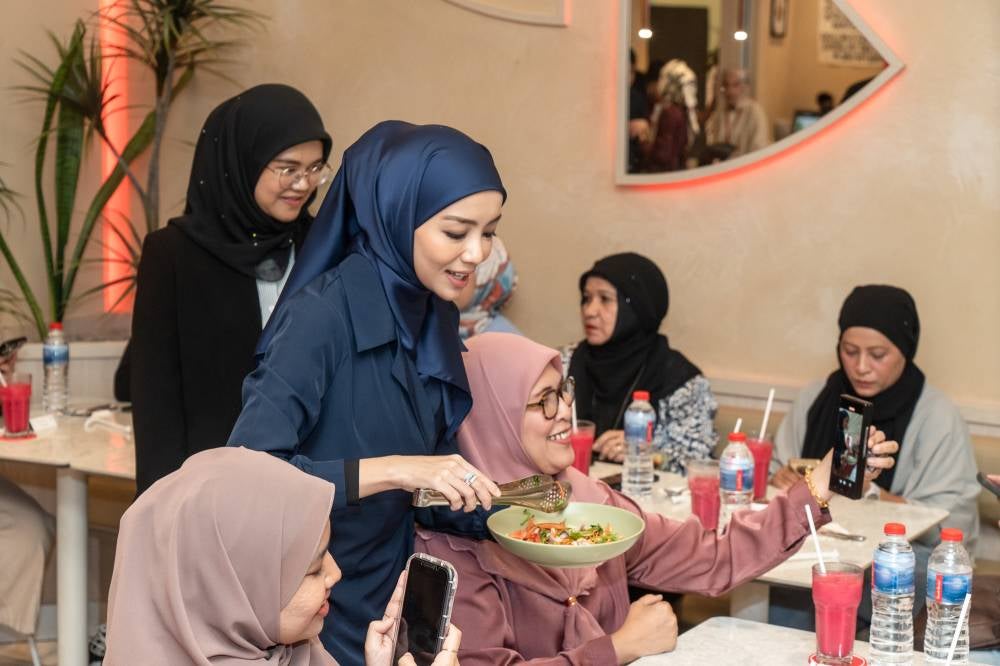 (Second from left) Mira Filzah, Secret Recipe’s Brand Ambassador serving her favourite Secret Recipe Kerabu Udang at the menu launch.