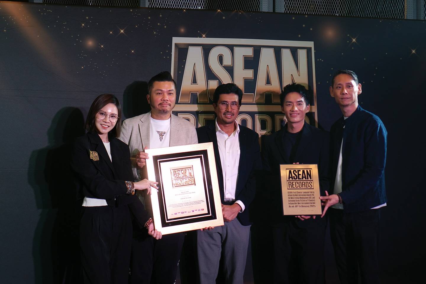 The director of Abang Adik Jin Ong (right) and actor Jack Tan (second, right) receiving the Asean Records recognition from its representatives. The event was witnessed by Finas CEO Datuk Azmir Saifuddin Mutalib (third, left). - Photo: FACEBOOK / Abang Adik 富都青年