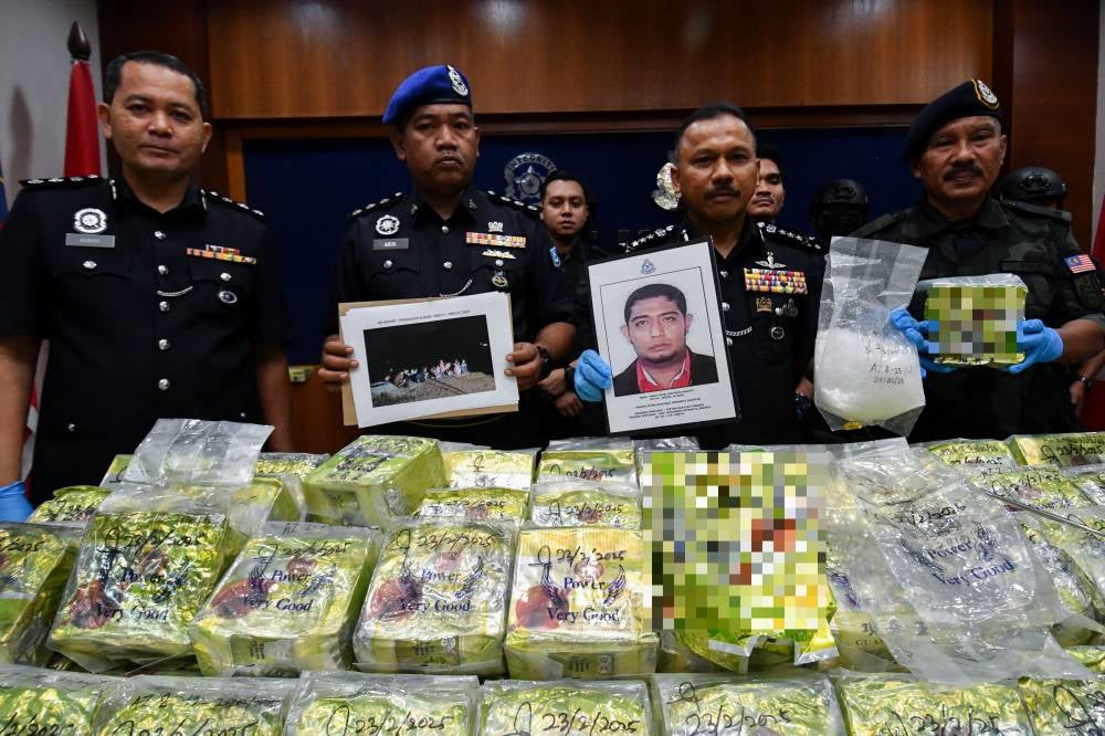 Kelantan police chief Datuk Mohd Yusoff Mamat (second, right) showed a photofit of a male suspect wanted by the police and some syabu-type drugs at a press conference today. Photo by Bernama