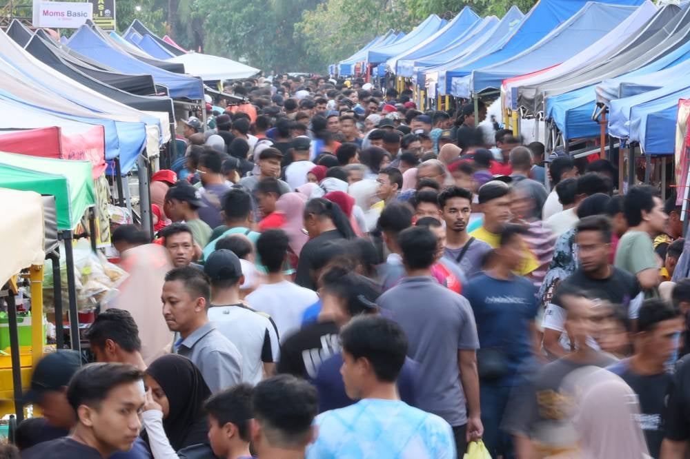Every year during the fasting month, Ramadan bazaars nationwide continue to be a major attraction for the public to buy various types of food, whether traditional or modern, for the breaking of fast. - Photo by Bernama