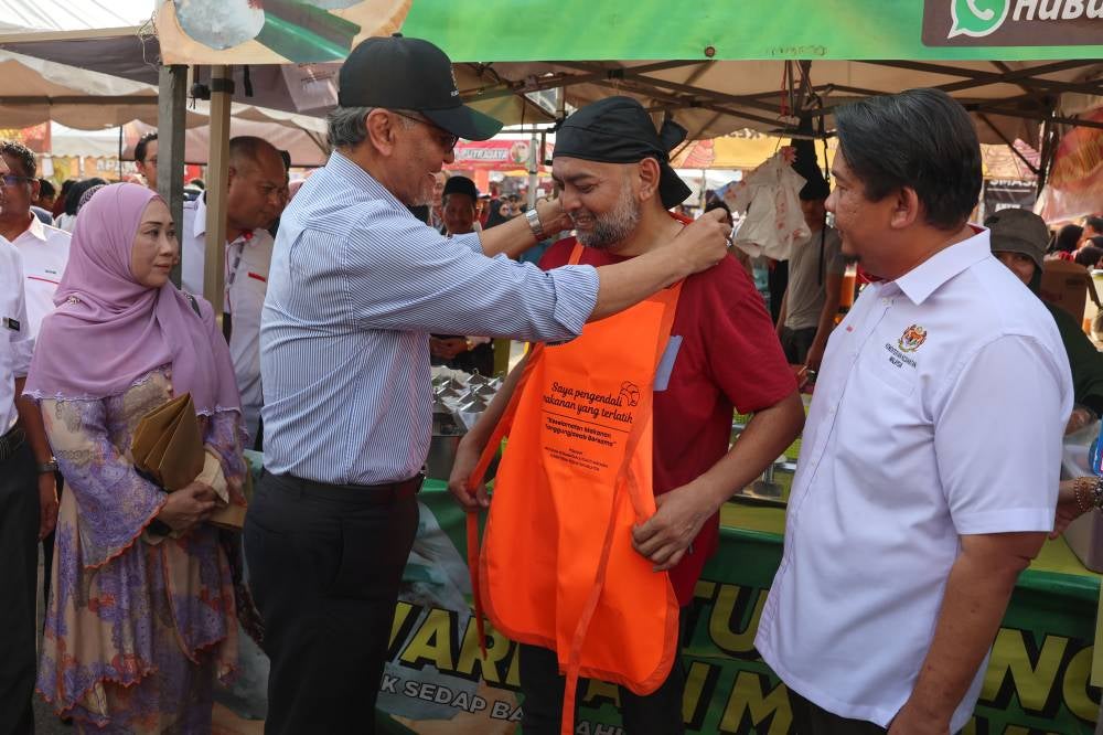 Health Minister Datuk Seri Dr Dzulkefly Ahmad (two, left) during a a walkabout at the Presint 3 Ramadan bazaar today. - Photo by Bernama