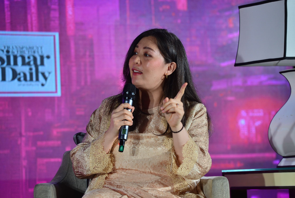 Financial expert and creator of Ringgit Oh Ringgit, Suraya Zainudin, speaking at the She Leads 6 series titled Crowned in Confidence – Smart Money Moves to Thrive Financially.
