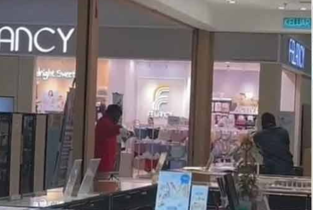 Several video recordings of the robbery went viral on social media.