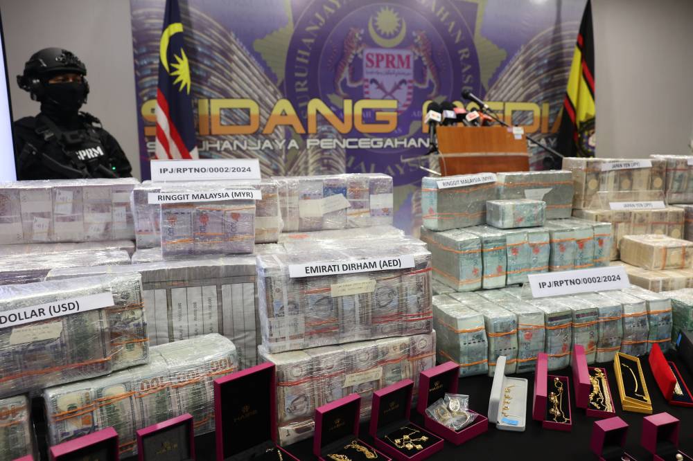 A portion of the cash and jewellery seized during a press conference by MACC Chief Commissioner Tan Sri Azam Baki on the investigation involving former Prime Minister Datuk Seri Ismail Sabri Yaakob, held at the MACC headquarters on Monday.
