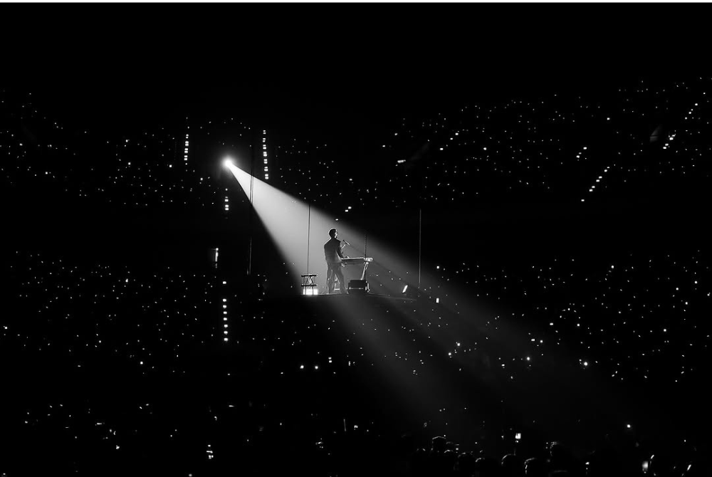 What set this concert apart was its breathtaking stage design. Anirudh performed on a floating stage that glided across the arena, bringing him closer to fans in every corner of the venue.
Photo source : pu4lyf Instagram page 