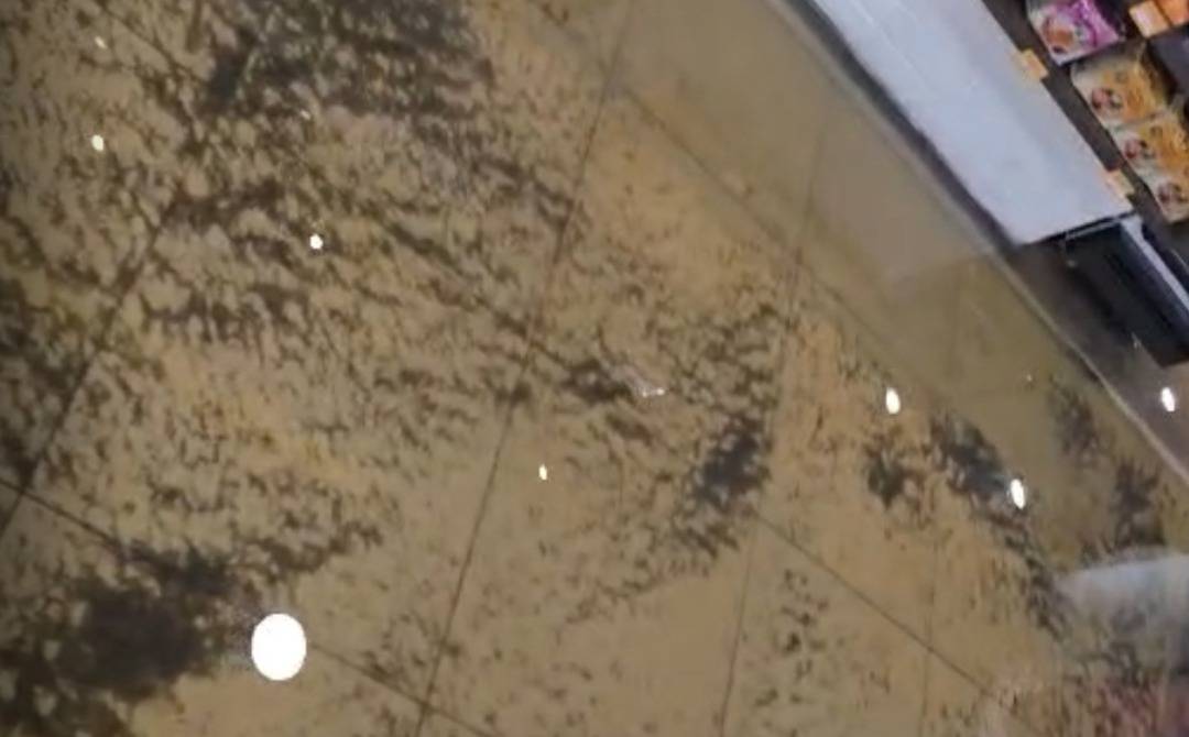 Sewage water overflowed on the lower ground floor of a shopping mall on Thursday, flooding the area and causing panic among shoppers and traders.
