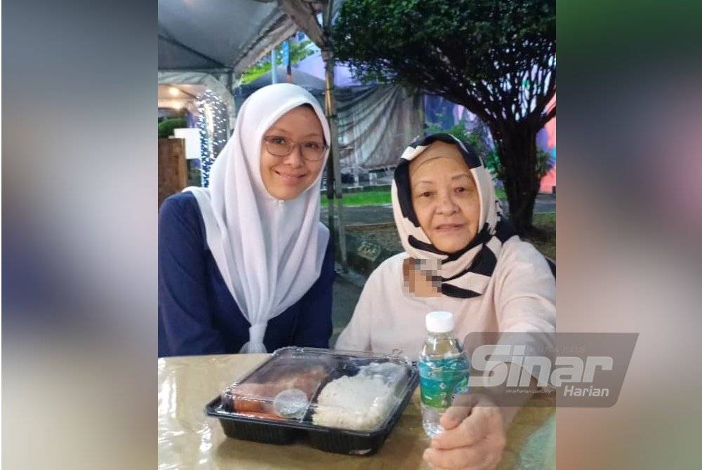 Fauziah (right) and her daughter.