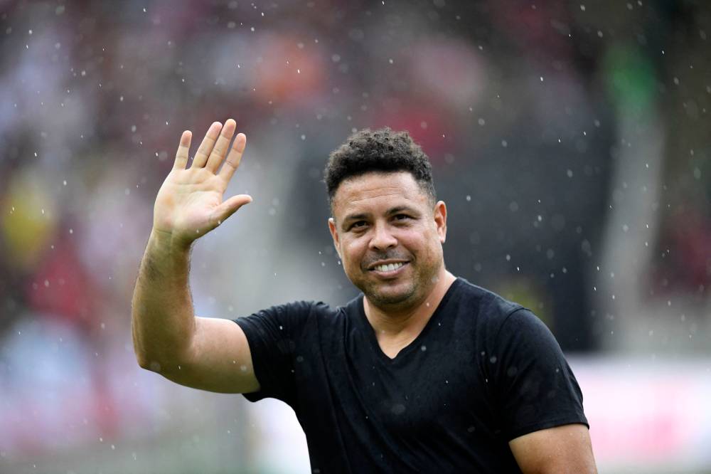 Brazilian football idol Ronaldo waves to the crowd during a friendly match with legends of Brazil's Flamengo and Italy's Inter Milan as farewell of former brazilian player Adriano at Maracana Stadium in Rio de Janeiro on December 15, 2024. Ronaldo announced he is withdrawing his bid for the presidency of the Brazilian Football Confederation (CBF) due to a lack of support from state federations. (Photo by Daniel RAMALHO / AFP)
