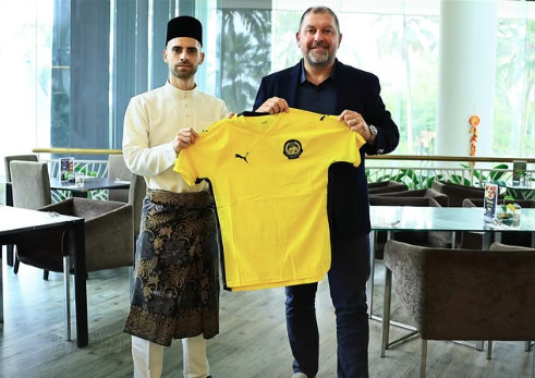 Cklamovski (right) and the player are pictured donning baju melayu and holding the Harimau Malaya jersey. Photo: hrhcrownprinceofjohor Instagram