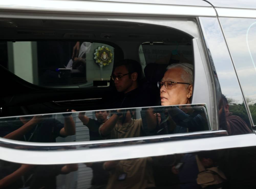 Former prime minister Datuk Seri Ismail Sabri Yaakob has completed providing his statement to the MACC for today. - Photo by Bernama