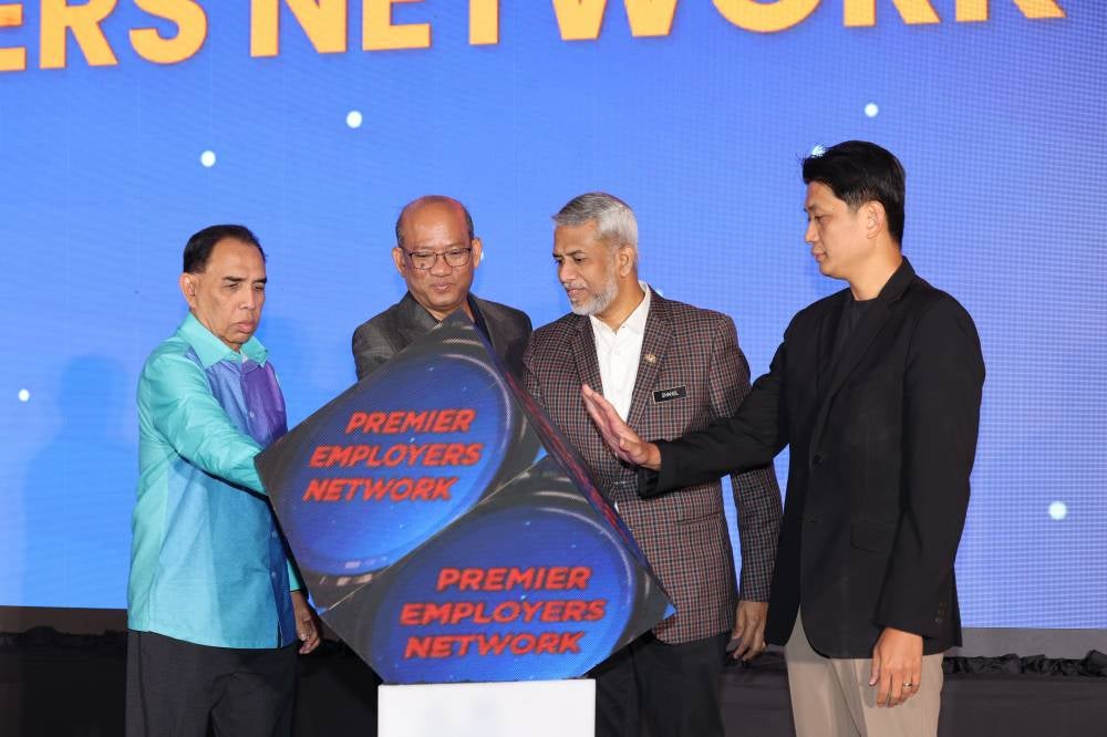 Human Resources Ministry Secretary-General, Datuk Azman Mohd Yusof (second from left), and HRD Corp Chief Executive, Datuk Wira Shahul Dawood (third from left), at the launch event of the PEN initiative by HRD Corp. 