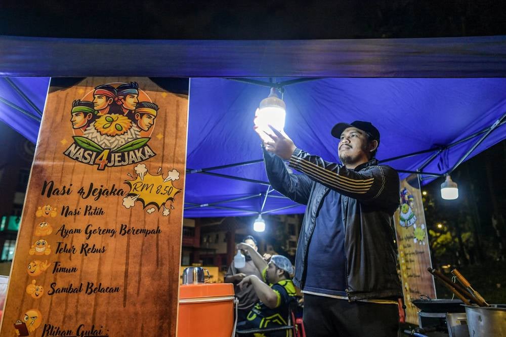 Four friends teamed up to run the 'Nasi 4 Jejaka' stall throughout Ramadan this year. Photo by Bernama