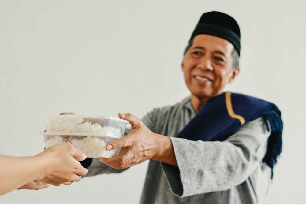 Providing iftar (breaking the fast) for those who are fasting is one of the highly encouraged practices.