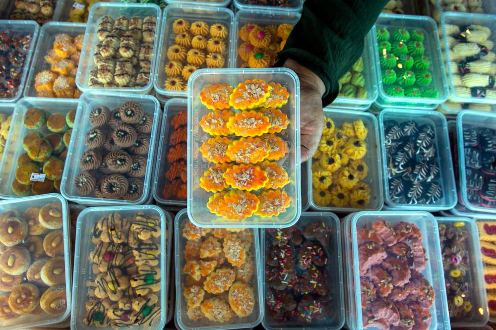 A trader’s compassion for a struggling customer who could not afford kuih raya for their child sparked an initiative to sell these cookies for just RM6 per container. Photo by Bernama