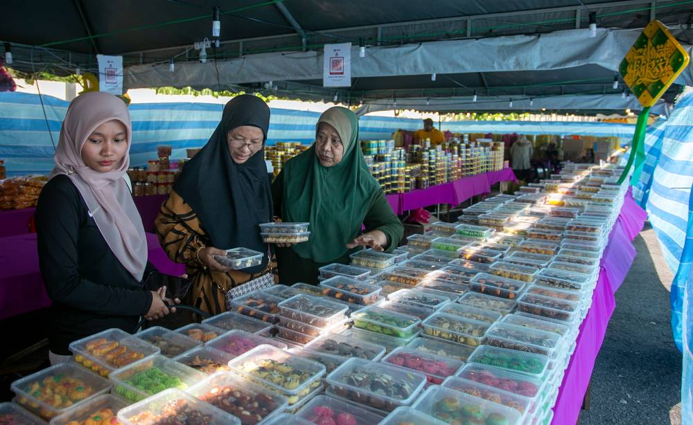 Khairruni Ahmad Zabidi, 64, recalled the heartbreaking moment and, after discussing it with her daughter, Norhidayu Abdullah, 34, decided to make cookies affordable for all. Photo by Bernama