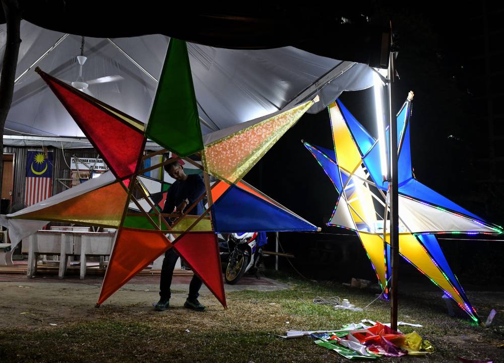 Wan Shaiful Rizal Wan Sulong said he chose to make giant stars as they received a positive response and were easier to produce compared to the smaller, more intricate ones. Photo by Bernama