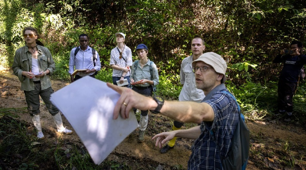 Some foreign students at the INIKEA project getting some inputs from the researches. - Photo by Bernama