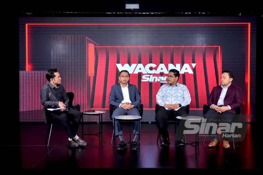 PKR President's Office Secretariat senior political secretary Datuk Romli Ishak (two, right) during the 475th Wacana Sinar programme entitled "Perdana Menteri Dua Penggal: Sekat Diktator atau Gimik Politik?" at the Karangkraf Complex, yesterday. - Photo by ASRIL ASWADI SHUKOR