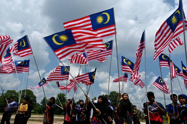 Education Ministry will implement the wearing of the Jalur Gemilang badge on student uniforms at educational institutions under its purview, starting April 21 in phases. - BERNAMA FILE PIX