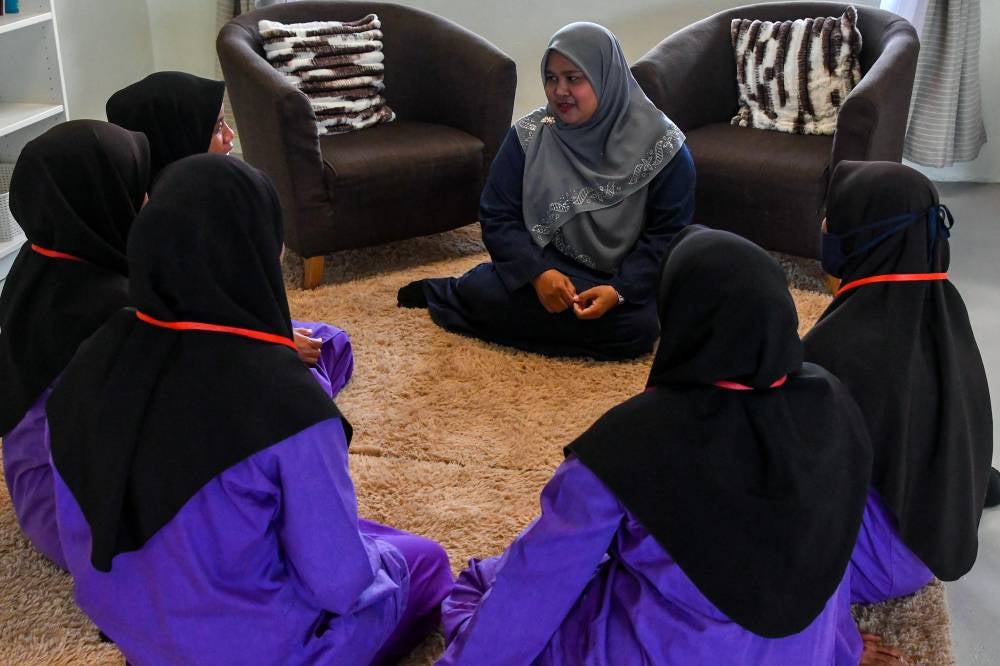 Former Puspen Bachok client who is also a Peer Mentor Nik Affezah Nik Ab Ghani, 45, (centre) gave words of encouragement to the client when met by Bernama at Puspen Bachok recently. Photo by Bernama