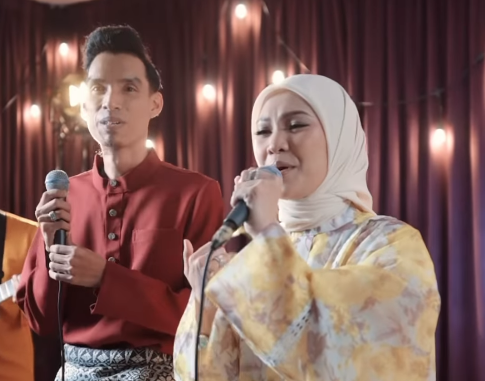 The duet song with Den Manjo, who is known for singing songs in the Kelantanese dialect, was to fulfill requests from her fans on the East Coast.