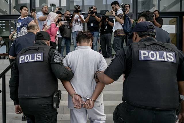 A disabled teen who previously pleaded guilty to a charge of physically assaulting a girl at a mosque in Batang Kali, Hulu Selangor, changed his plea at the Ampang Sessions Court today. - BERNAMA FILE PIX