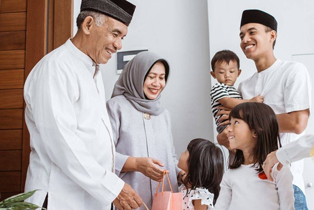 The month of raya in the age of social media should be spent digitally and physically.