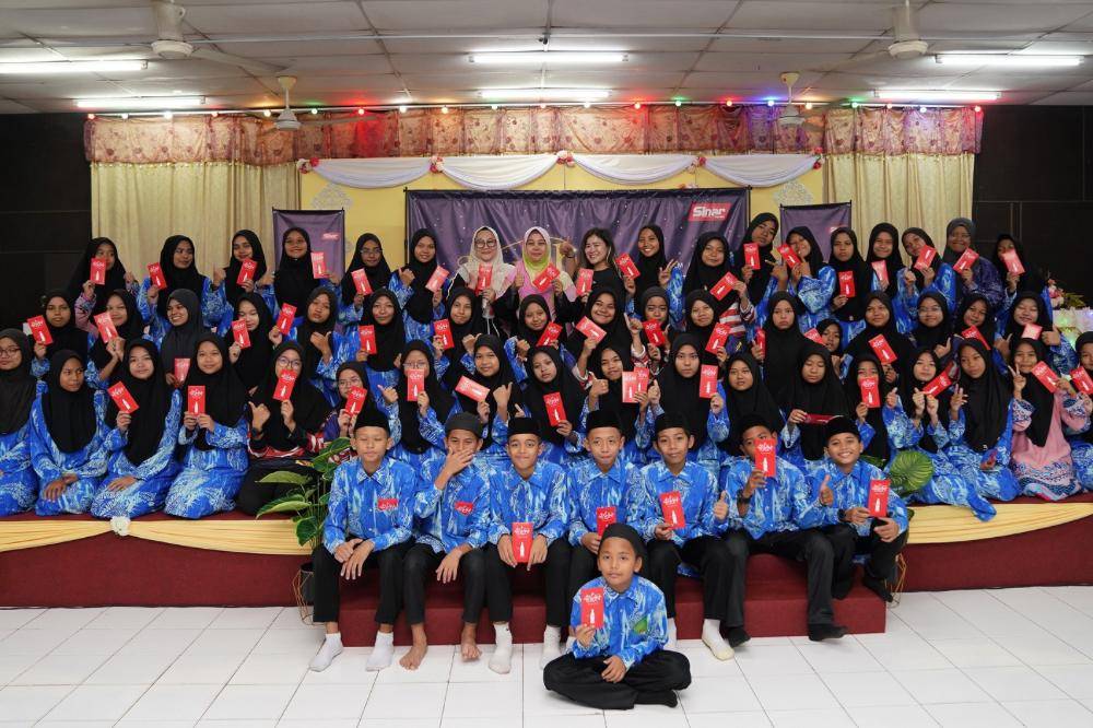 Coca-Cola Malaysia recently organised the Jaulah Iftar Rewang programme at Yayasan Basmi Kemiskinan (YBK), providing support to the orphaned and B40 students of YBK’s Asrama Kasih Serendah. The event featured a free iftar meal, distribution of duit raya, and a grant allocation to assist the students.